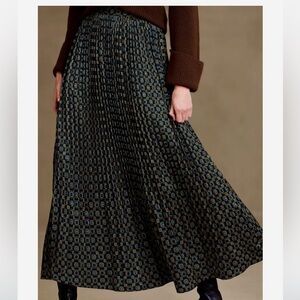 BANANA REPUBLIC PLEATED MAXI SKIRT. SIZE 4. FLOWY, SILKY, LINED SKIRT. BACK ZIP
